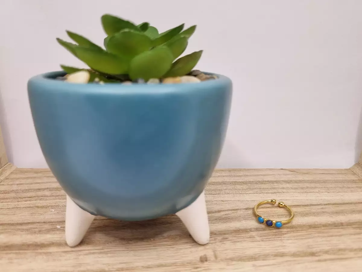 Bague ajustable doré à l'or fin avec du lapis-lazuli et de la howolit bleu