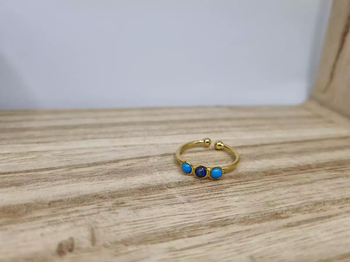 Bague ajustable doré à l'or fin avec du lapis-lazuli et de la howolit bleu