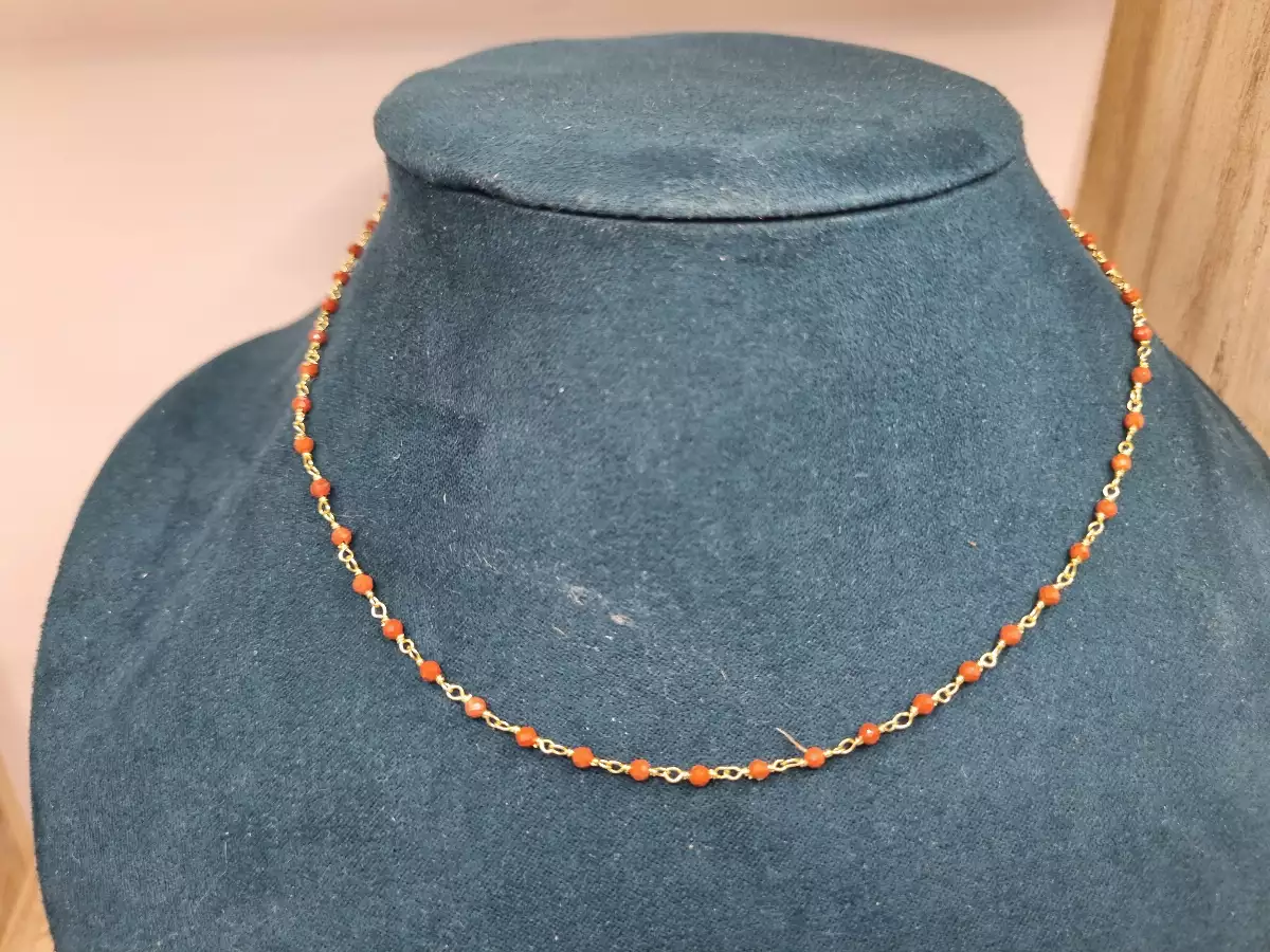 Collier avec des pierres en jaspe rouge et doré à l'or fin